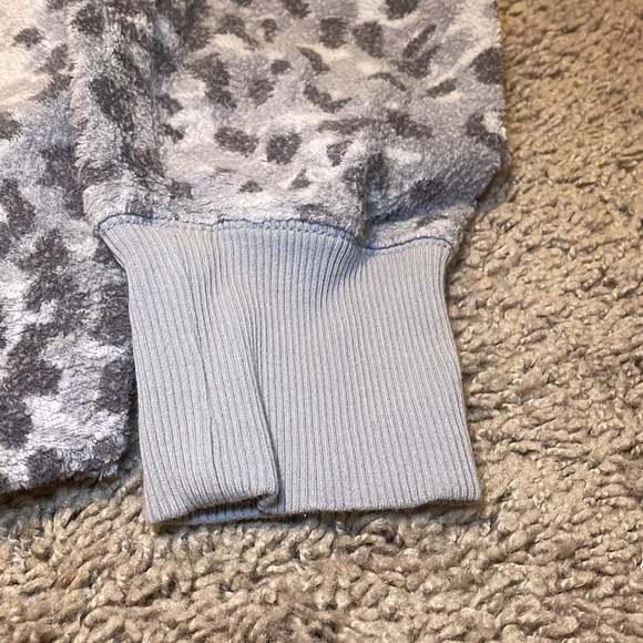 Aerie Fuzzy Sweatshirt - Picture 9 of 11